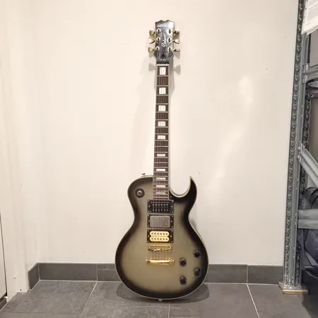 sähkökitara samick deluxe, käytön jälkiä, kolhuja, plektrasuoja puuttuu, pehmeä laukku