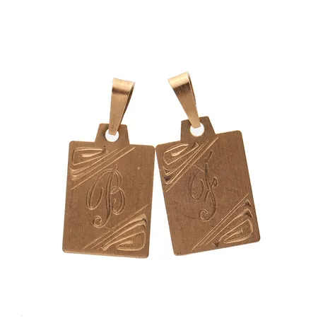 Kaksi laattariipusta, korkeus 20mm, kaiverrettuja, 585, Paino: 1,3 g