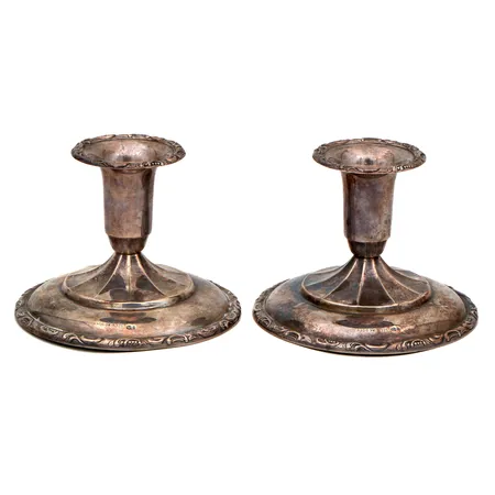 Kaksi kynttilänjalkaa, painaumia, korkeus 72mm, 830br, Paino: 219,7 g