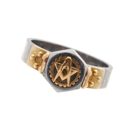 Ammattisormus, koko 19½, kaiverrettu, 585 kelta- ja valkokulta,  Paino: 5,6 g