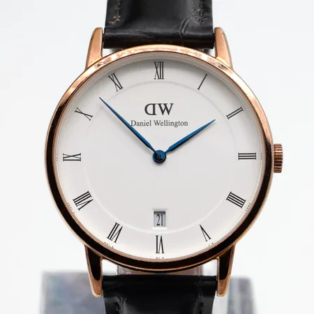 Teräsrannekello Daniel Wellington nahkarannekkeella, sarjanumero 01110072597, Quartz,taulun Ø 34mm, taulussa naarmu,