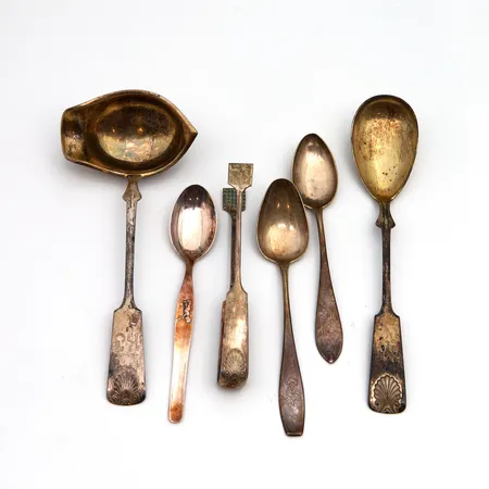 Erä pöytähopeaa, osa kaiverrettu, pituus 125-170mm, 813-830, Paino: 119,6 g