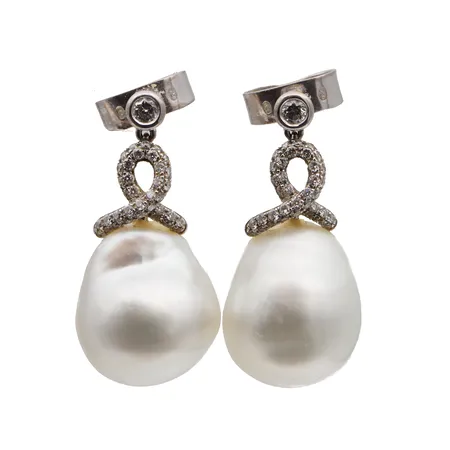 Helmikorvakorut timanteilla 2xn.0.05ct ja 72xn.0.005ct, korkeus 25mm, vuodelta 2013, nimileima TT - Oy Atelier Torbjörn Tillander Ab, 750br, Paino: 10 g