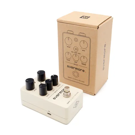 Kitarapedaali Universal Audio Evermore UAFX Studio Reverb, alkuperäinen pakkaus.