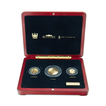 Kultainen juhlakokoelma 2001, Rahapaja Moneta, 1 D-Mark 999 12g, 1 Franc 750 26,1g, 1 Markka 750 8,6g, 0724/1000, puulaatikko ja todistus. 