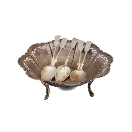 Viallinen tarjouluastia ja viisi jälkiruokalusikkaa, kaiverrettu, 813, Paino: 417,5 g