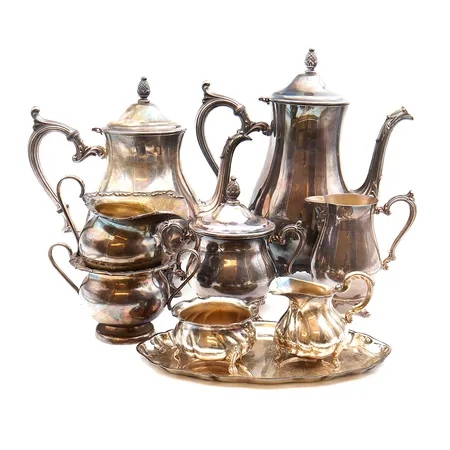 Hopeoituja: kaksi kahvikannua, kaksi sokerikkoa ja kermakkoa, tarjoilulautanen, sokerikko ja kermakko.  Paino: 0 g