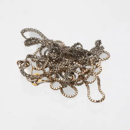 Kaksi viallista kaulaketjua, 750 valkokultaa,  Paino: 5 g