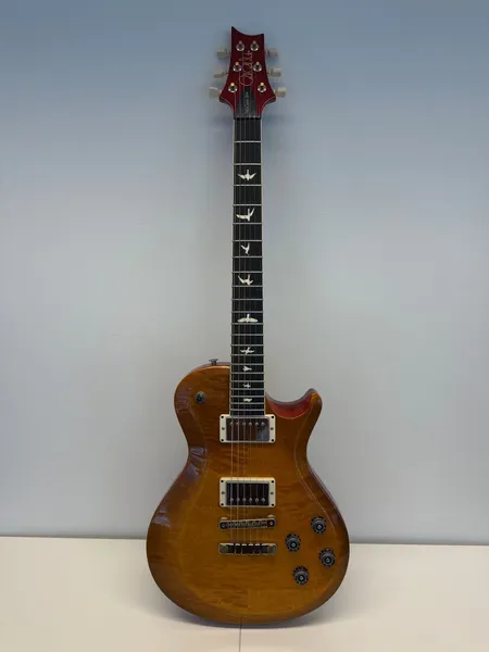 Sähkökitara PRS, Paul Reed Smith McCarty SC594, made in USA, S:N S2055596, skaala 24.594", mahonki runko vaahtera kannella, mahonki kaula ruusupuu-otelaudalla, 22 nauhaa, kaksi humbucker mikrofonia 58/15 LT, kaksi volumea, kaksi tonea joissa push/pull mikrofonien puolitukset, 3-tie mikrofonivalitsin, kaksiosainen talla, pehmeä laukku Ei lähetetä