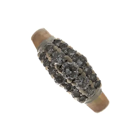 Timanttisormus 1xn.0.14, 2xn.0.08ct, 2xn.0.05ct ja 14xn.0.02-0.04ct, yhden timantin reunuksesta pala irronnut, koko 16, kaiverrettu, 585 valkokultaa,   Paino: 3,7 g