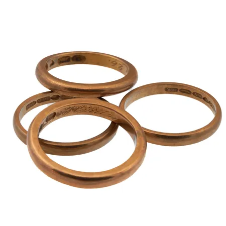 Neljä sileää sormusta, kaiverrettuja, 750,