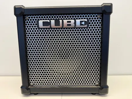 Vahvistin Roland Cube-20GX, 24W, sarjanumero A5D1095 P  ja virtajohto.  Ei lähetetä