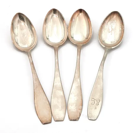 Neljä kahvilusikkaa, Matta, kaiverrettu, pituus 114mm, 813h,  Paino: 35,5 g