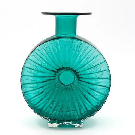 Aurinkopullo 3/4 , Riihimäen lasi, design Helena Tynell, korkeus 23cm, Turkoosi, pohjassa pala lohjennu. Suuaukon reunassa pieni lohkeama.