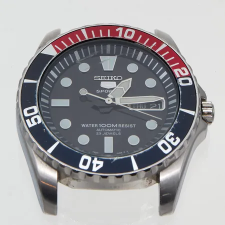 Teräsrannekello, Seiko 5 Sports, automaatti, rungon Ø 42mm, lasissa naarmuja, kehä jumissa, ei ranneketta,