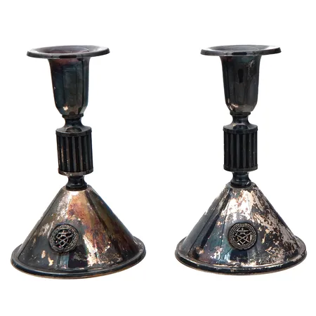 Kaksi kynttilänjalkaa, kaiverrettu, korkeus 120mm, 830br, Paino: 339,5 g