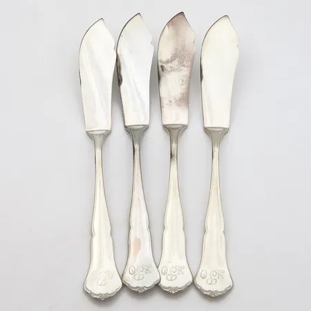 Neljä kalaveistä, Chippendale, kaiverrettu, pituus 195mm, 830,  Paino: 173,1 g