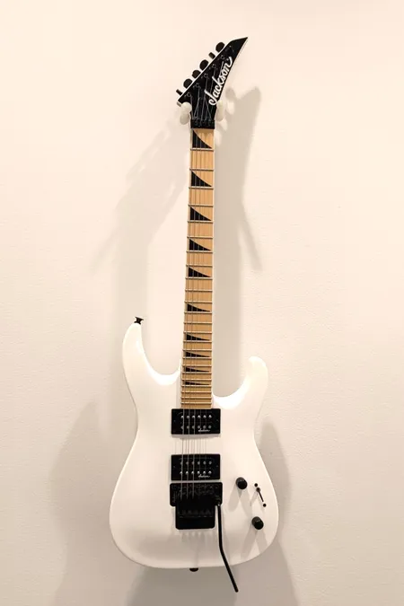 Sähkökitara Jackson CWJ, S:N 2366373, crafted in China, kakdi humbucker mikrofonia, volume, tone, kolme portainen mikrofonivalitsin, yksi kieli poikki, pieniä käytön jälkiä, pehmeä laukku Nouto ainoastaan myymälästä. Ei lähetetä. Lähetetään postipakettina.