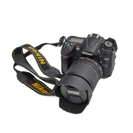 Järjestelmäkamera Nikon D7000 , objektiivi AF-S -Nikkor 18-105mm 1-35-56G ED, salama SB- 400, laturi