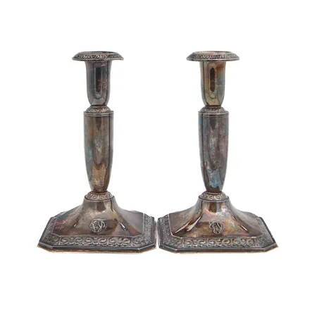 Kaksi kynttilänjalkaa, korkeudet 140mm, kaiverrettu, 813br, Paino: 316,2 g