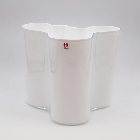 Aalto-maljakko Iittala, valkoinen, korkeus 160mm, laserkaiverrus.