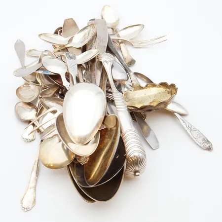 Pöytähopeaa, osa kaiverrettuja, osa viallisia, 800-830,  Paino: 846,6 g