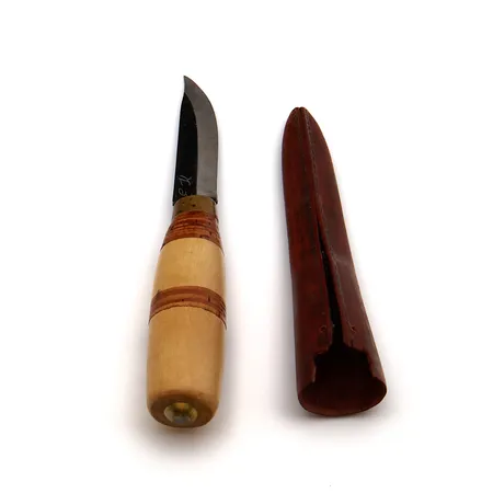 Koristepuukko, viallinen tuppi, terän pituus 85mm, kaiverrettu.  Paino: 0 g