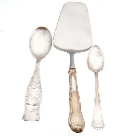 Pöytähopeaa, kaiverrettuja tai viallisia, 830br,  Paino: 95,3 g