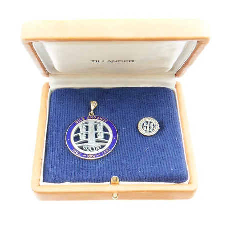 Riipus emaloinnilla ja rintaneula, KOP, korkeus 44mm, , 925/750br,  Paino: 14,5 g