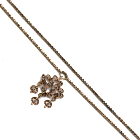 Kaulakoru, Karjalainen nauhapunos, Kalevala Koru, pituus n.75cm, korkeus 73mm, leveys 40mm, pronssia.