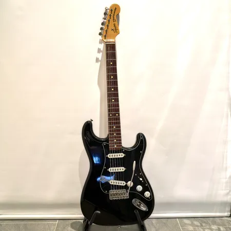 Sähkökitara Squier by Fender, valmistettu Japanissa, normaaleja käytön jälkiä, sarjanumero JV93535, kova kantolaukku Ei lähetetä