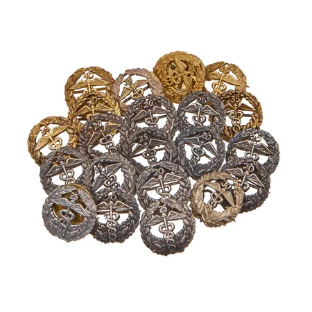 21 pinssiä/rintaneulaa, Keskuskauppakamari, 813-830br,  Paino: 41,9 g