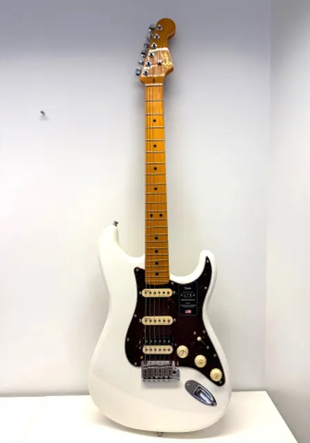 Sähkökitara Fender Stratocaster HSS American Ultra, Corona California, US23057447, ostokuitti DLX Deluxe Music 2024, kampi, varustepussi ja kova Fenderin kantolaukku. Ei lähetetä