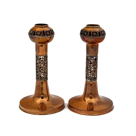 Kynttilänjalat Turun Hopea, Pitsi, Pentti Sarpaneva, korkeus 160mm, käytön jälkiä ja toisessa pohja korvattu muovilevyllä, pronssia.