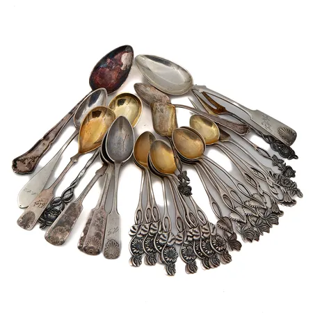 Hopeisia ruokailuvälineitä, osa kaiverrettuja tai viallisia, 813-830,  Paino: 379,2 g