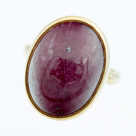 Rubiini-sormus, koko 18¼, kiven korkeus 20mm, kiven pinnassa kulumaa, vuodelta 1938, tekijäleima Y.S Salmela Yrjö Oy Turku, kaiverrettu, 750br,  Paino: 12,9 g