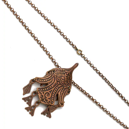 Kaulakoru solkiriipuksella Kalevala, Uhtuan Sotka, ketjun pituus 84cm, riipuksen korkeus 95mm, pronssia