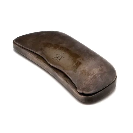 Silmälasikotelo, kaiverrettu, vuodelta 1953, Turku, K-H Oy, 813br,  Paino: 131,7 g