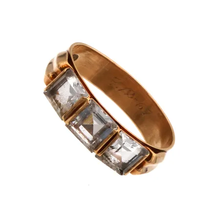 Kivisormus, koko 17½, kaiverrettu, kivien kulmissa pientä kulumaa, 585br, Paino: 2,4 g