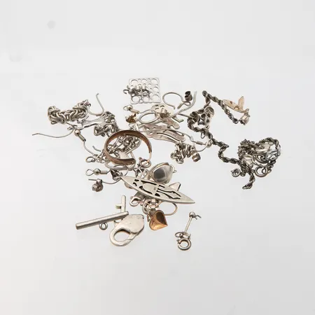 Viallisia koruja ja korun osia, 830-925, Paino: 35,3 g