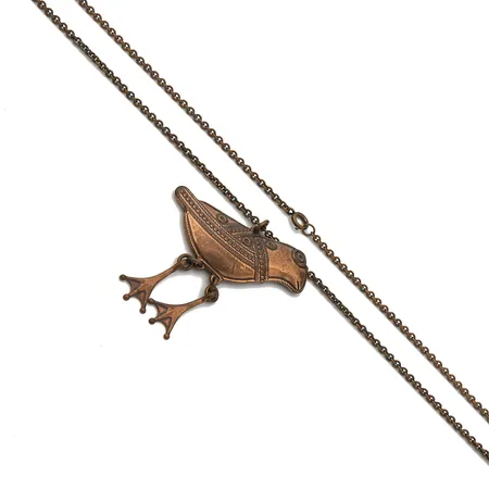 Kaulakoru, Hattulan lintu, Kalevala Koru, pituus 80cm, riipuksen korkeus 60mm, pronssia