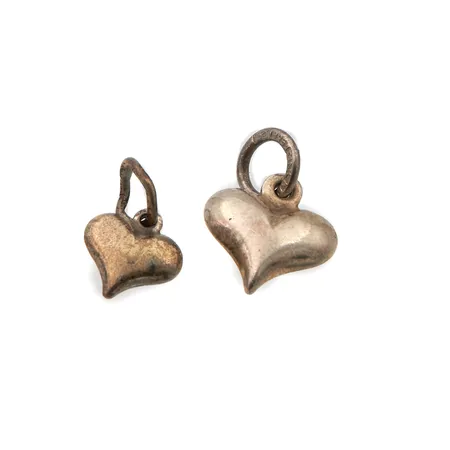 Kaksi sydänriipusta, korkeudet 10mm ja 12mm, 925 Paino: 0,6 g
