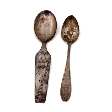 Kaksi viallista lusikkaa, 813-830, Paino: 43,7 g