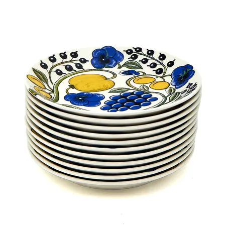 11 Leipälautasta Arabia, Paratiisi, Ø 21cm, kaikissa lautasissa pientä käytön jälkiä.