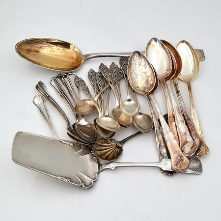 Hopeisia ruokailuvälineitä, osa kaiverrettuja tai viallisia, 813- 830,  Paino: 563,7 g