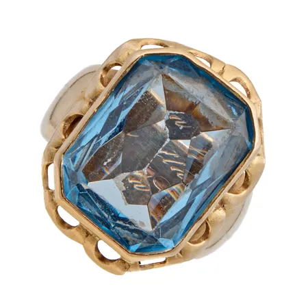 Kivisormus, kivessä kulumia ja kivi hieman heiluu, kaiverrettu, koko 18¾, 750br,  Paino: 37 g