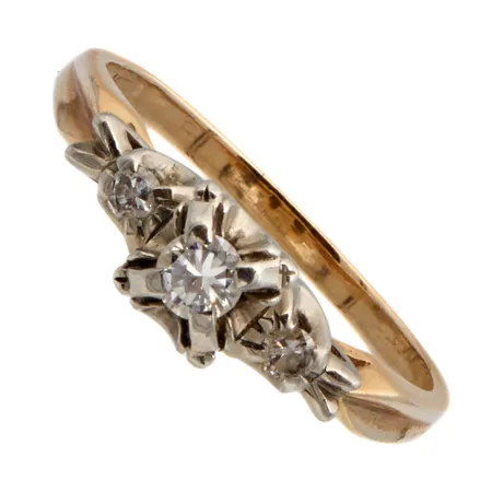 Timanttisormus 1xn.0.13ct ja 2xn0.03ct, koko 17¼, leimaamaton 585 kelta- ja valkokulta,  Paino: 2,5 g