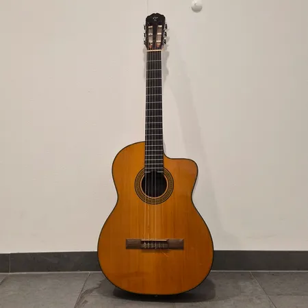 1 akustinen kitara Takamine GC3CE-NAT, kova laukku