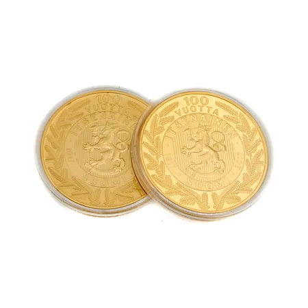 Kaksi muistomitalia Moneta, Itsenäinen Suomi 100 vuotta, kullattua kuparinikkeliä.