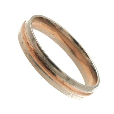 Kuvioitu sormus, koko 19, 585 kelta- ja valkokultaa,  Paino: 3,2 g